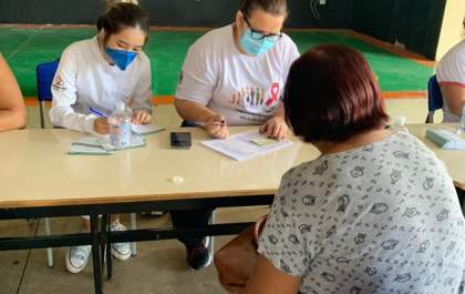 Estudantes de medicina participam da campanha de vacinação contra a covid-19 em Araçatuba
