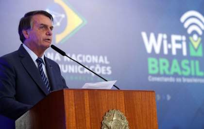 Bolsonaro defende liberdade e cogita decreto de livre circulação