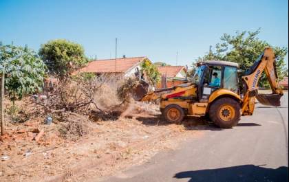 Prefeitura limpa terreno após o descarte irregular de lixo