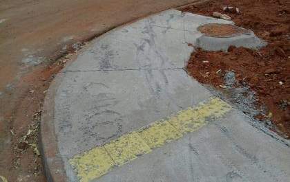 VANDALISMO – Calçadas novas das ruas do Jardim Carandá são depredadas