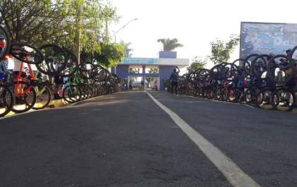Ciclista morta em acidente próximo ao aeroporto é homenageada por grupos de pedal de Três Lagoas