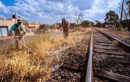 Prefeitura volta a fazer a limpeza de área da ferrovia