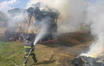 Incêndio em carga de feno em carroceria de caminhão mobiliza Corpo de Bombeiros