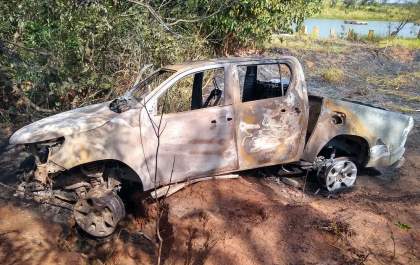 Caminhonete é encontrada em chamas na mata do Country