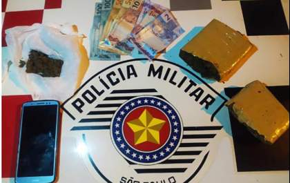 Força Tática prende mecânico no flagra vendendo droga a dois usuários em Andradina