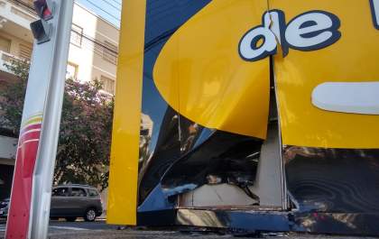 Homem invade clínica dentária com carro na praça Rui Barbosa