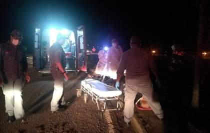 Casal fica ferido em queda de moto na rotatória do Unisalesiano