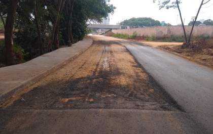 Prefeitura aguarda remoção de postes para retomar obra na Café Filho