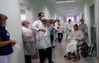Enfermeiro toca violino para pacientes que receberam alta da UTI após luta contra a covid