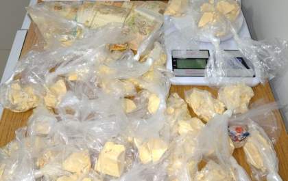 Dise/Deic prende dupla com cerca de 1 quilo de pasta base de cocaína