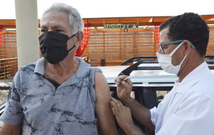 Campanha de vacinação contra a influenza continua em todas as UBSs e drive-thru do Hangar