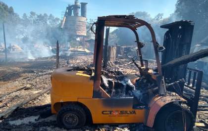 Incêndio destrói madeireira no Parque Industrial de Araçatuba