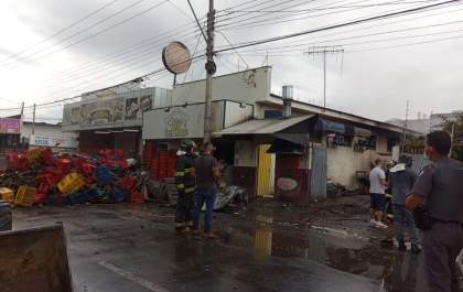 Incêndio em área de depósito de bebidas mobiliza bombeiros