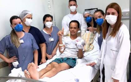 Paciente de Birigui ganha bolo de aniversário na Santa Casa de Araçatuba