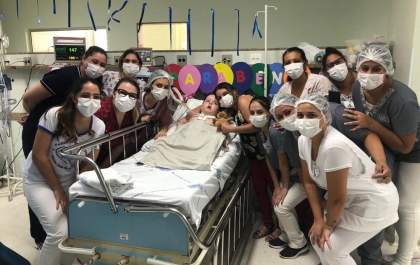 Menino com paralisia cerebral ganha festa de aniversário de equipe da UTI