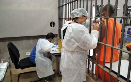 Vacina contra Covid-19 começa a ser aplicada em reeducandos