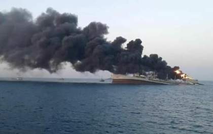 Maior navio da Marinha iraniana naufraga no Golfo de Omã