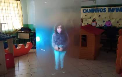 Professor que criou holografia para ajudar no ensino desenvolve projeção em tamanho real na sala de aula