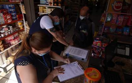 Depósito de bebidas volta a ser autuado por manter alimentos vencidos