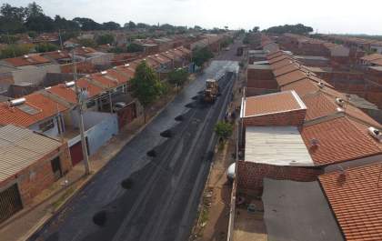 Prefeitura recupera asfalto no residencial Porto Real