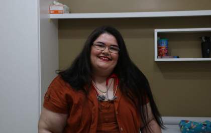 Pediatra Karina Moura ensina 5 técnicas para aliviar as cólicas do bebê. Confira!
