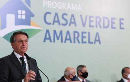 Bolsonaro defende uso de hidroxicloroquina durante entrega de casas