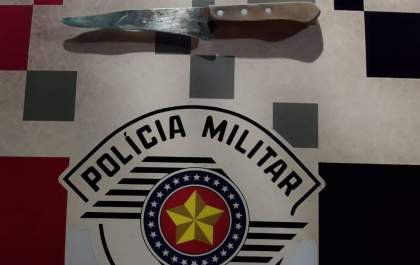 Homem é preso acusado de golpear a companheira na cabeça com faca