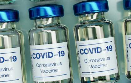 Vacinas contra covid-19 não possuem ímãs nem causam magnetismo