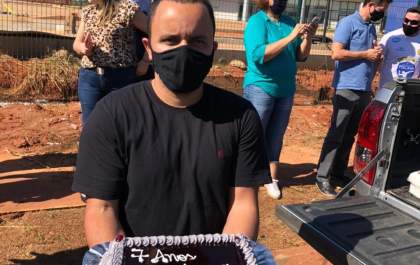 Carreata em protesto para manter comércio aberto termina nas obras do Hospital Regional. Veja vídeo