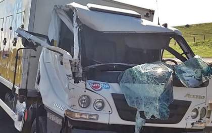 Passageiro de caminhão morre em colisão na Rondon