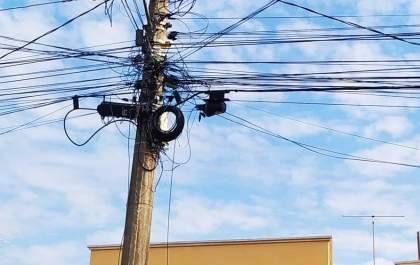 Prefeitura notifica CPFL para remover fios e cabos soltos em postes