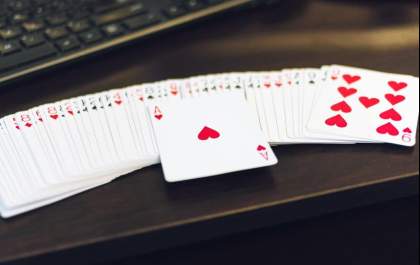 É possível ser profissional do poker no Brasil? Os conselhos de André Akkari