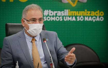 Avião com 1,5 milhão de doses da Janssen chega amanhã, diz ministro