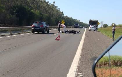 Jovem de 23 anos morre ao bater moto em caminhão na Rondon
