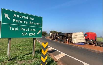 Duas carretas tombam nesta quarta-feira na Rodovia da Integração