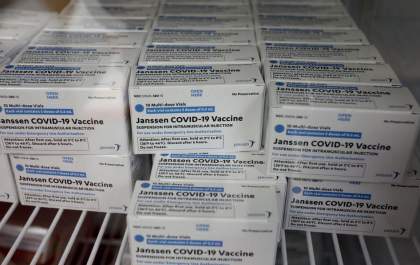 Novo lote com 300 mil doses da vacina da Janssen chega ao Brasil