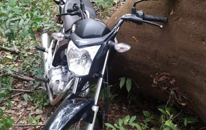 Dono encontra moto furtada dentro de mata
