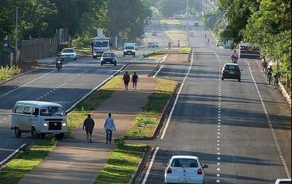 Caminhão enrosca em fios e derruba 3 postes na Dois de Dezembro