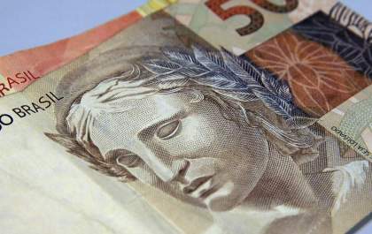 Bolsonaro sanciona lei que protege consumidores do superendividamento
