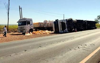 Carreta carregada com refrigerantes tomba na “Barrageiros”