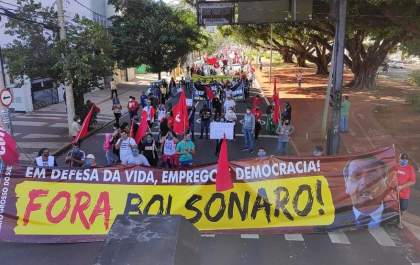 Manifestantes fazem protesto contra Bolsonaro em cidades de MS