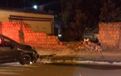 Motorista embriagado bate carro, se desentende com preso e vai para a Cadeia