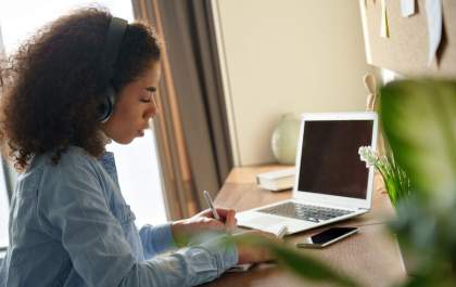 Podcast Sala dos Professores discute racismo no ensino de línguas e na educação