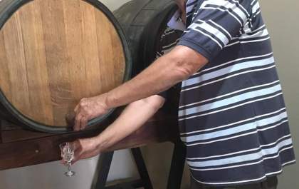Ex construtor investe na produção de cachaça artesanal em TL. Veja o vídeo