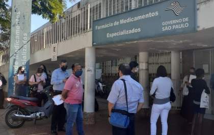 Usuários reclamam de demora e aglomeração na Farmácia de Alto Custo