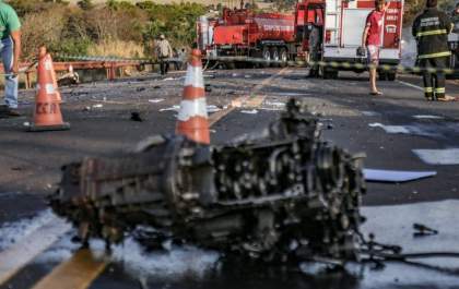 Motorista de ambulância teria perdido o controle após pneu estourar em acidente que matou dois