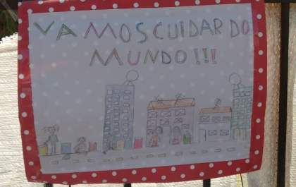 Cartaz em portão mostra a consciência de uma família andradinense