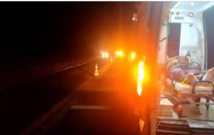 Acidente grave entre van e caminhão deixa três pessoas feridas na rodovia da Integração