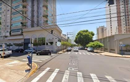 Menina de 13 anos conduzindo Biz bate em moto