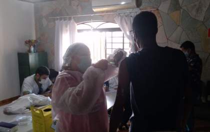 Araçatuba vacina mais 21 moradores de rua contra covid-19